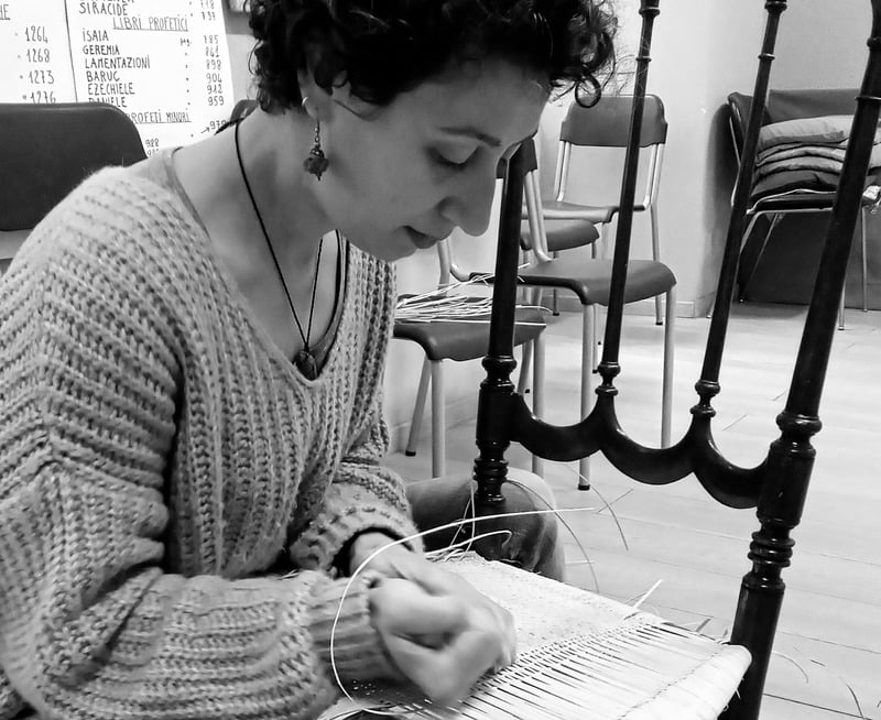 Laura Correale Santa Croce intenta nel lavoro di impagliatura